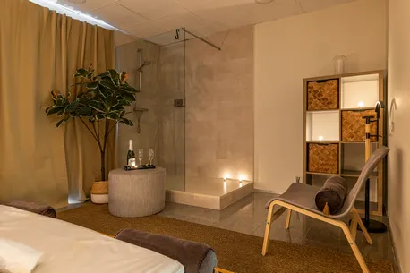 Área de descanso con ducha integrada para masajes eróticos