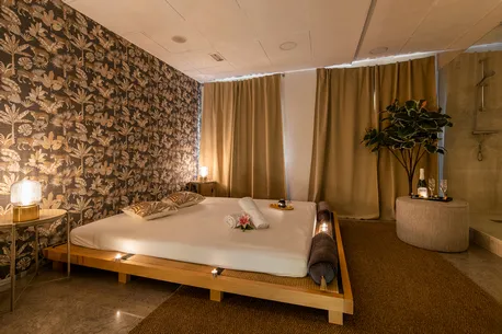 Sala de masaje erótico con decoración floral