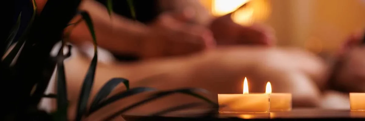 Relaxing atmosphere with candles for a gay massage, focused on harmony and personal well-being.
